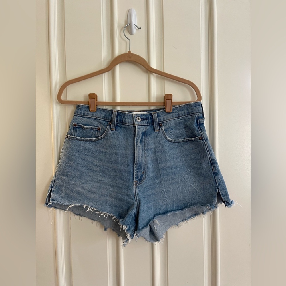 Abercrombie and fitch “ The mom short high rise” size 30 regular